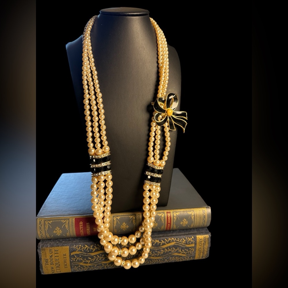 Beautiful Estate Collection Multi Strand Pearl necklace stones W/ Brooch